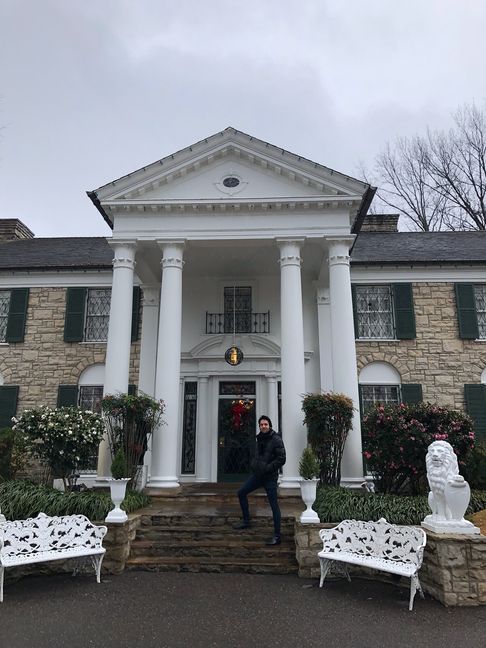 Elvis-Interpret Nils Strassburg besucht Graceland. Bild: z