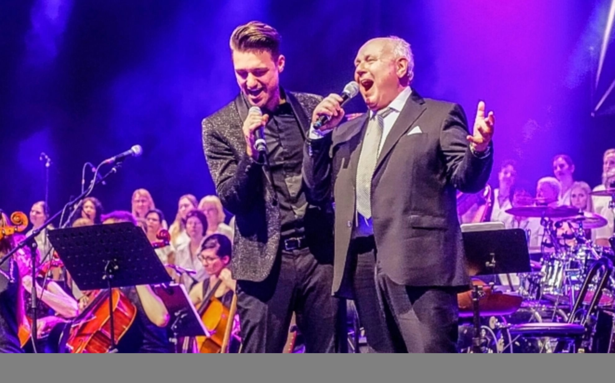 Jörg Gebhardt (rechts), Leiter der MVS Bigband, nimmt gerne auch das Mikrofon zur Hand und schmettert Swing-Klassiker und Hits. Auf unserem Archivbild begleitet von Alexander Wolff. Bild: z