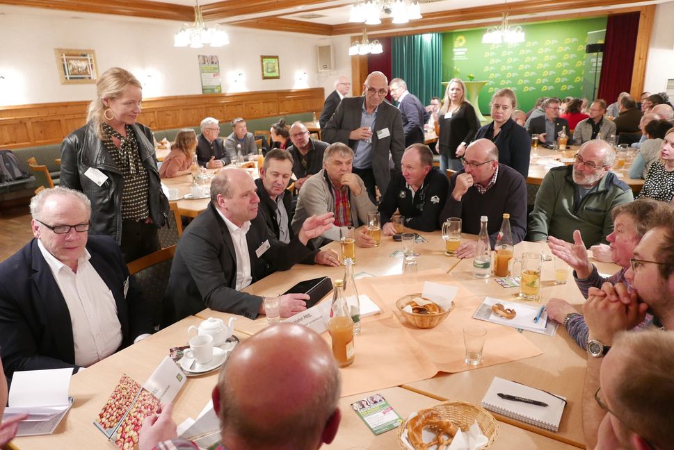Lebhafte Diskussion auf Augenhöhe am Tisch der Landwirte: Die Grünen-Agrarexperten (von links: Die Abgeordneten Martin Grath und Martin Hahn mit Thekla Walker). Bild: Jung