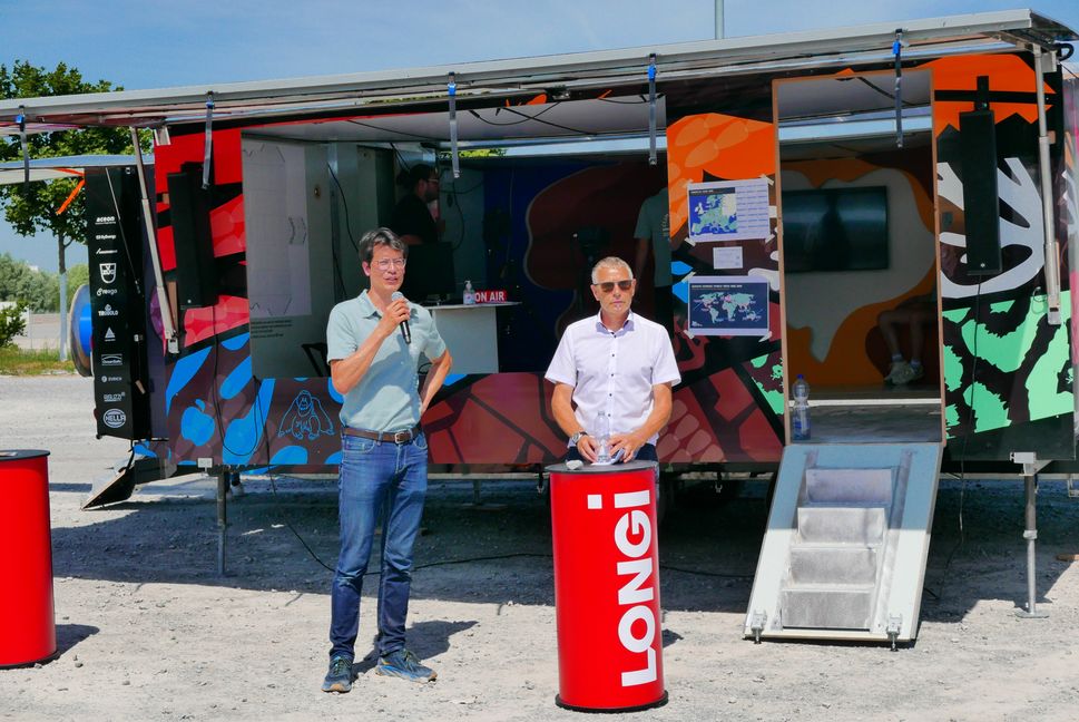 Projektleiter Stefan Kratz und Verkehrsdezernent Thomas Wagner stellen den Prototyp des klimaneutralen Wohnwagens vor. Bild: Jung