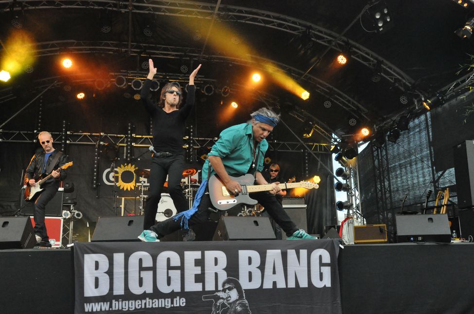 „Bigger Bang“ heizen mit Musik der Rolling Stones auf der Bühne beim Flugfeldfest ein. Bild: z