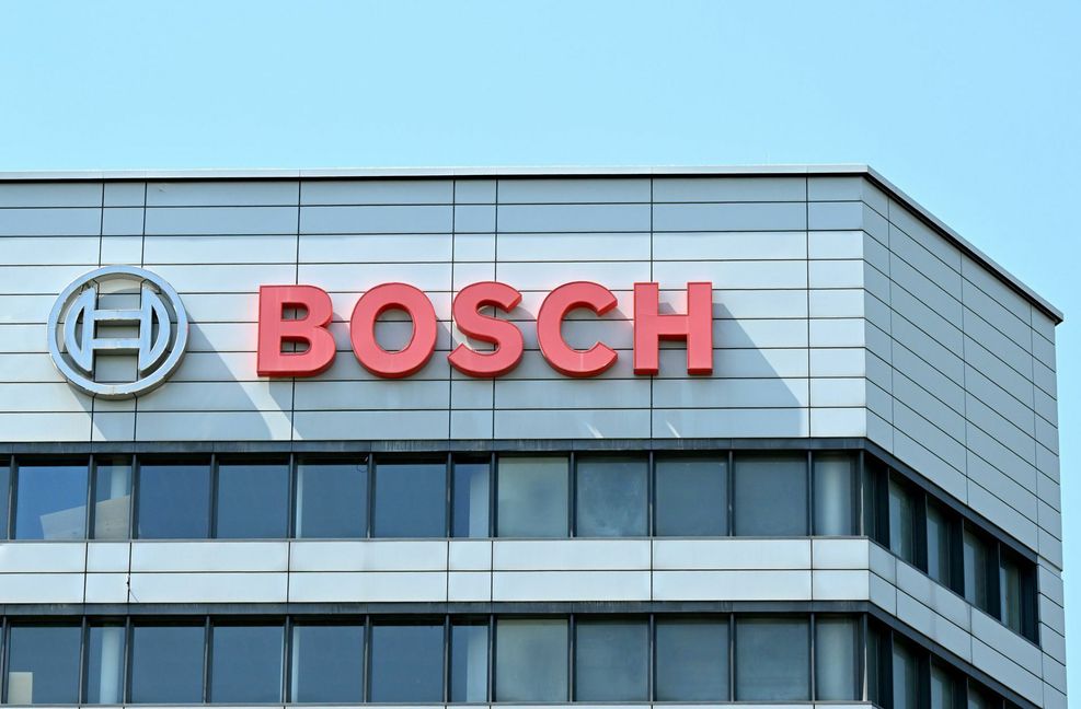Bosch stellt seine riesige Fahrzeugsparte neu auf und will auch dabei sein, wenn in der Welt günstigere E-Autos gebaut werden.