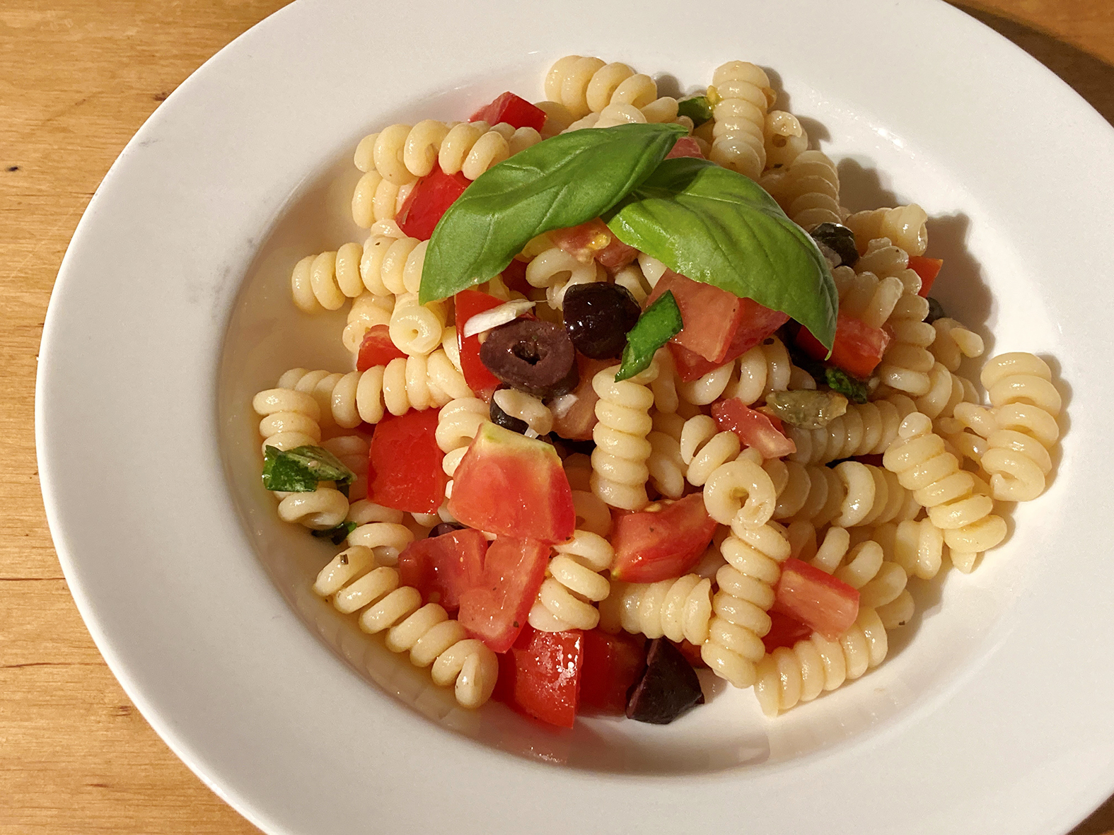 Erfrischend und aromatisch: lauwarme Pasta mit Tomaten. Bild: Jung