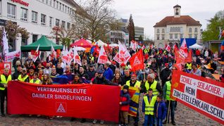 Etwa 200 Menschen haben an der DGB-Kundgebung am 1. Mai in Sindelfingen teilgenommen. Bild: Dettenmeyer