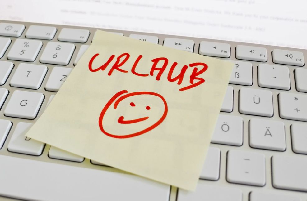 Der Arbeitgeber sollte den Urlaubsanspruch des Mitarbeiters ständig im Blick haben – und notfalls reagieren.
