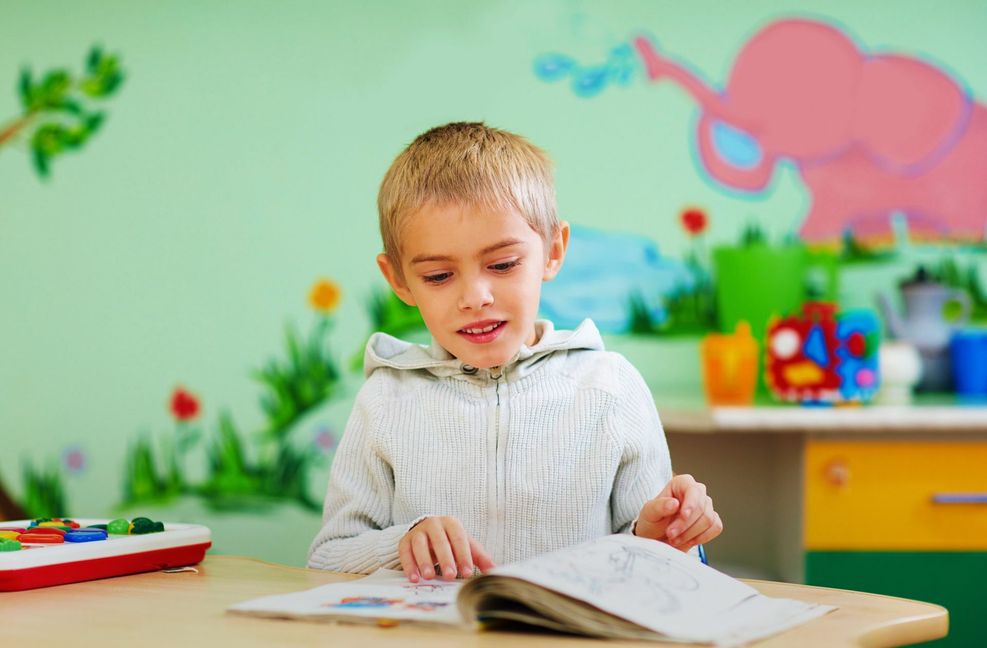 Die Frage, ob das eigene Kind vor dem gesetzlichen Termin schon schulreif ist, stellt sich Eltern Jahr für Jahr aufs Neue. Foto: imago images/olesiabilkei