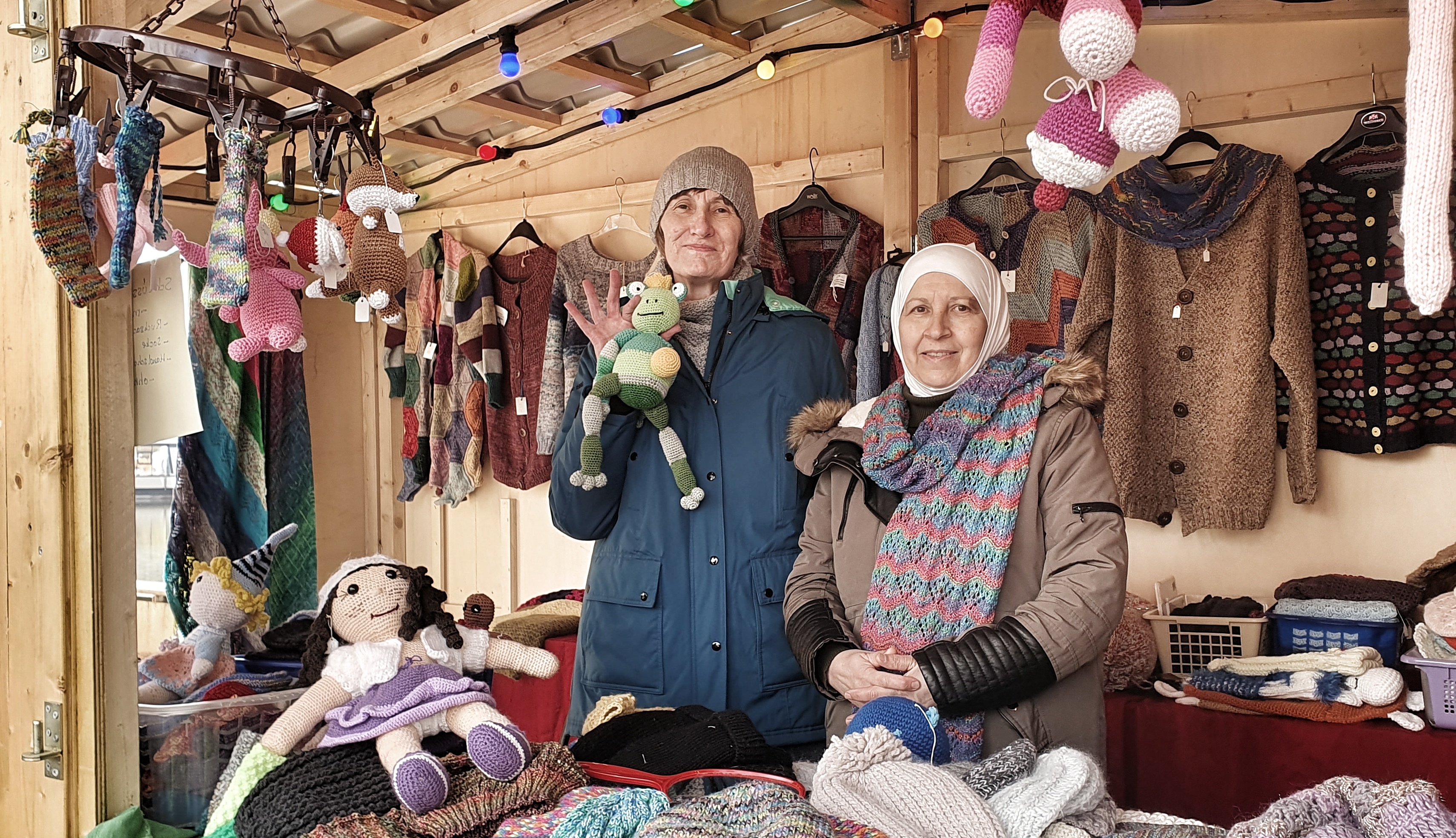 Nicht nur warme Wollsachen für die kalte Jahreszeit gibt es am Stand des AWO-Hansarbeitskreises (hier mit Anni Kornowski (links) und Fatena Fanari. Bild; Wegner