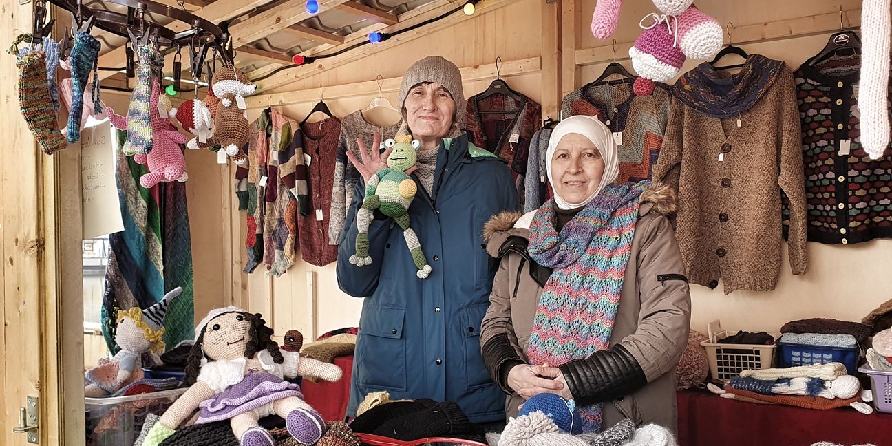 Nicht nur warme Wollsachen für die kalte Jahreszeit gibt es am Stand des AWO-Hansarbeitskreises (hier mit Anni Kornowski (links) und Fatena Fanari. Bild; Wegner
