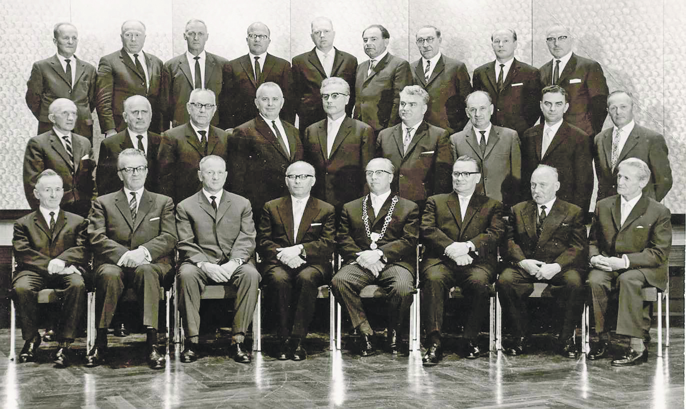 Der Sindelfinger Gemeinderat von 1963. Sitzend von links nach rechts die Stadträte Ernst Leonhardt, Hummel, Hamm, Bürgermeister Körner, Oberbürgermeister Gruber, die Stadträte Schäfer, Held und Krodel. Erste Reihe stehend von links nach rechts die Stadträte Knobloch, Tielsch, Dr. Tinkl, Gärtner, Eberle, Klemm, Graf, Dr. Bachor und Bürkle. Zweite hintere Reihe von links nach rechts Stadträte Keller, Otto Leonhardt, Traub, Neff, Hansen, Körber, Schindler, Streitberger und Brembs.