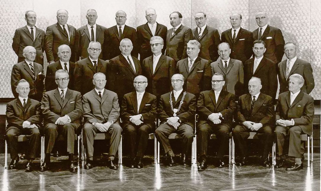 Der Sindelfinger Gemeinderat von 1963. Sitzend von links nach rechts die Stadträte Ernst Leonhardt, Hummel, Hamm, Bürgermeister Körner, Oberbürgermeister Gruber, die Stadträte Schäfer, Held und Krodel. Erste Reihe stehend von links nach rechts die Stadträte Knobloch, Tielsch, Dr. Tinkl, Gärtner, Eberle, Klemm, Graf, Dr. Bachor und Bürkle. Zweite hintere Reihe von links nach rechts Stadträte Keller, Otto Leonhardt, Traub, Neff, Hansen, Körber, Schindler, Streitberger und Brembs.