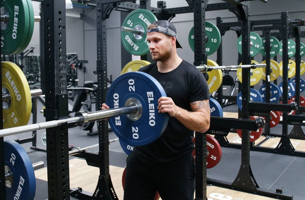 Michael Kraus hält sich  selbst fit in seinem Gym in Göppingen – mit Kraft-  und Ausdauertraining.