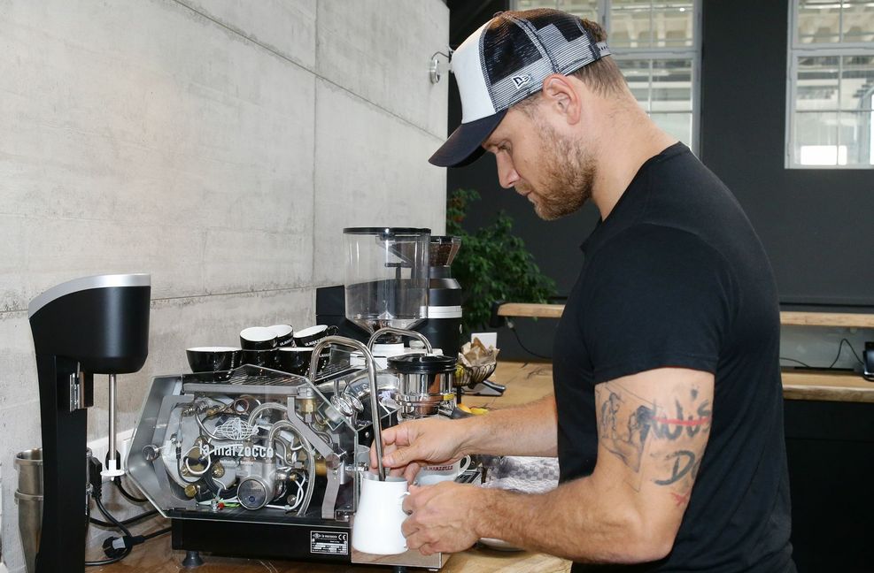 Der Chef persönlich bereitet den Capcuccino zu.