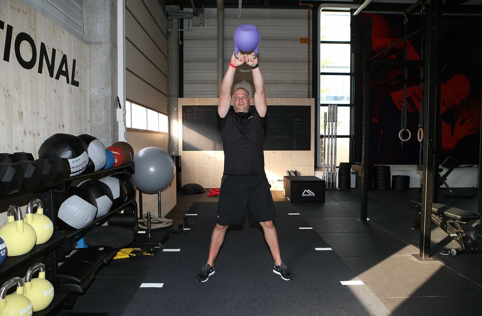 Auch Tobias Unger hält sich in seinem eigenen Trainings- und Fitnessstudio in Kirchheim/Teck fit.