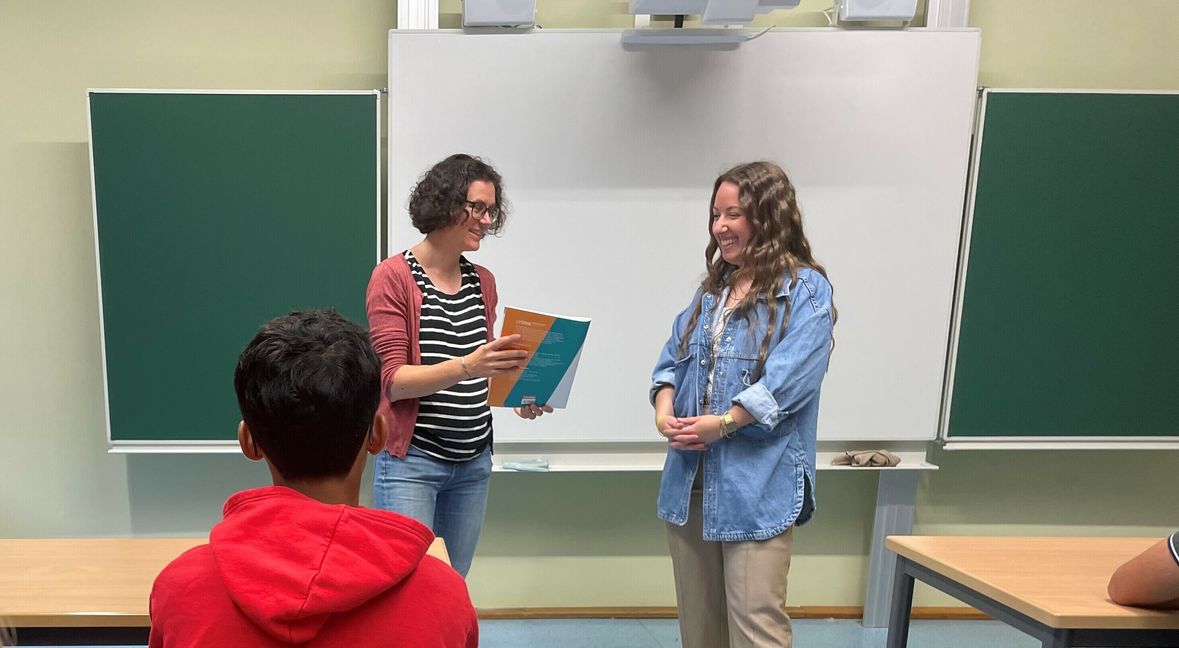 Svenja Huschle (links) und Sueda Özcelik sind für die Organisation der Vorbereitungsklassen zuständig. Bild: Gospodarczyk