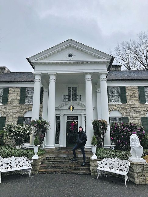 Elvis-Interpret Nils Strassburg besucht Graceland. Bild: z