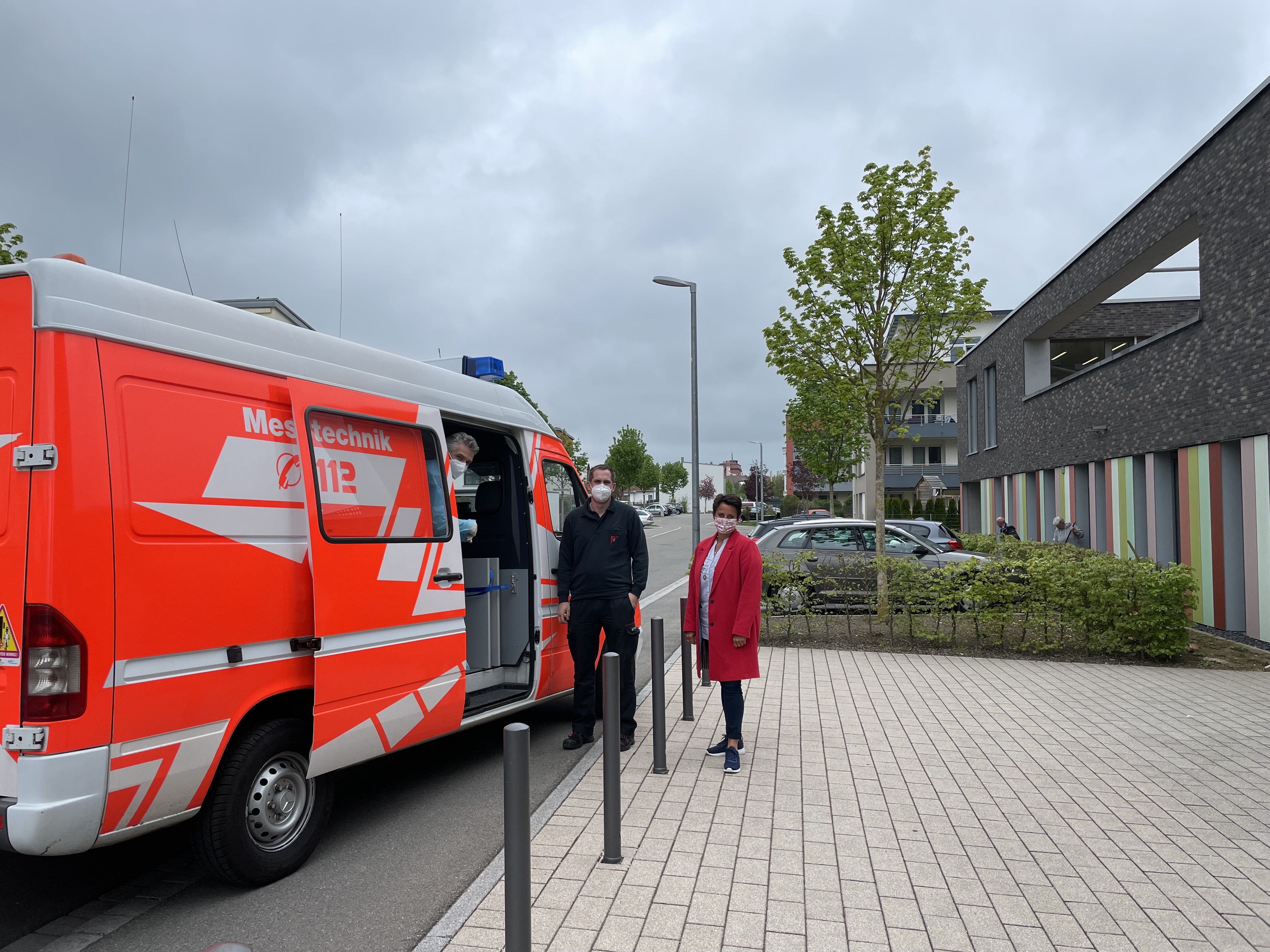 Am Testmobil mit Peter Neumann (l.) und Christoph Steibli (m.): Susann Gerstwei-ler (r.), Leiterin der KiTa Allmendäcker, freut sich über das PCR-Testmobil als Zusatzangebot. Bild: z