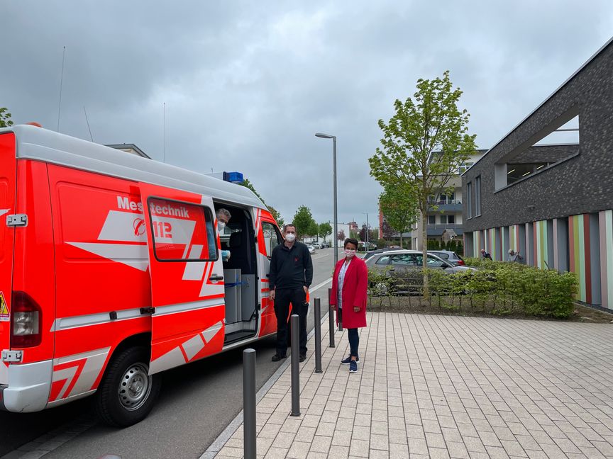 Am Testmobil mit Peter Neumann (l.) und Christoph Steibli (m.): Susann Gerstwei-ler (r.), Leiterin der KiTa Allmendäcker, freut sich über das PCR-Testmobil als Zusatzangebot. Bild: z