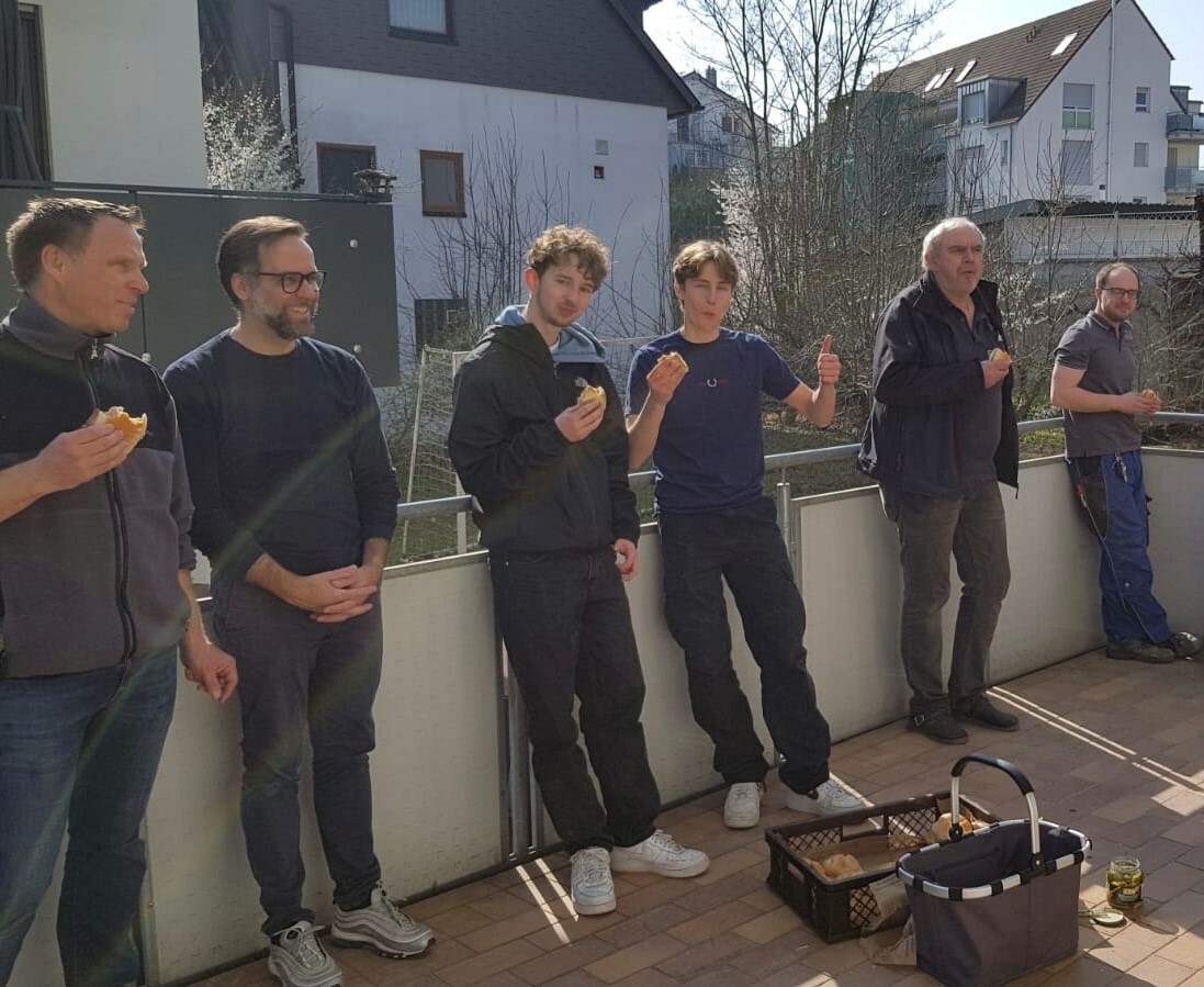 Willkommene Stärkung für fleißige Helfer: Christian Kunde, Falco Rapino, Len Balbach, Emilio Rapino, Uwe Blum und Hansjörg Ehmann lassen sich in einer Pause den Fleischkäse schmecken, den Susanne Blum vorbei gebracht hat (von links).Bild: z