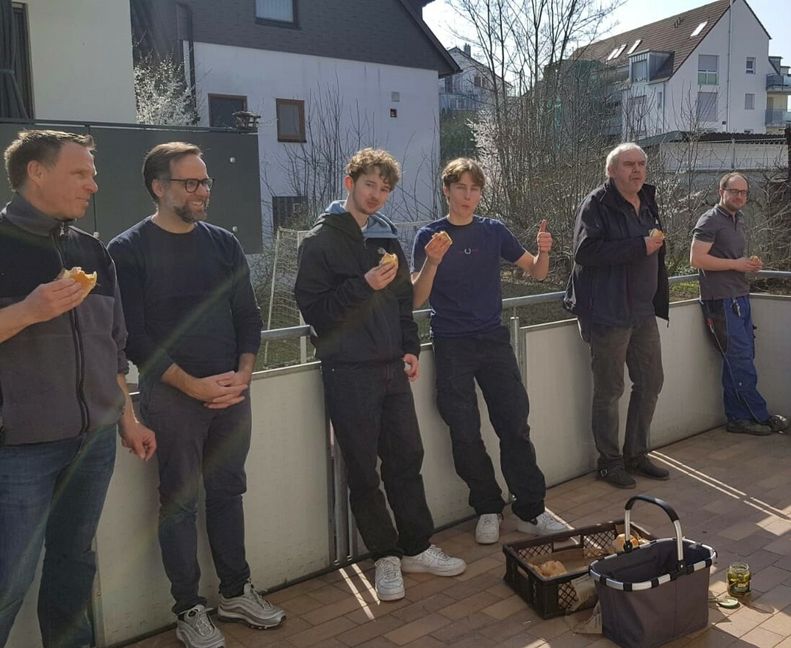 Willkommene Stärkung für fleißige Helfer: Christian Kunde, Falco Rapino, Len Balbach, Emilio Rapino, Uwe Blum und Hansjörg Ehmann lassen sich in einer Pause den Fleischkäse schmecken, den Susanne Blum vorbei gebracht hat (von links).Bild: z