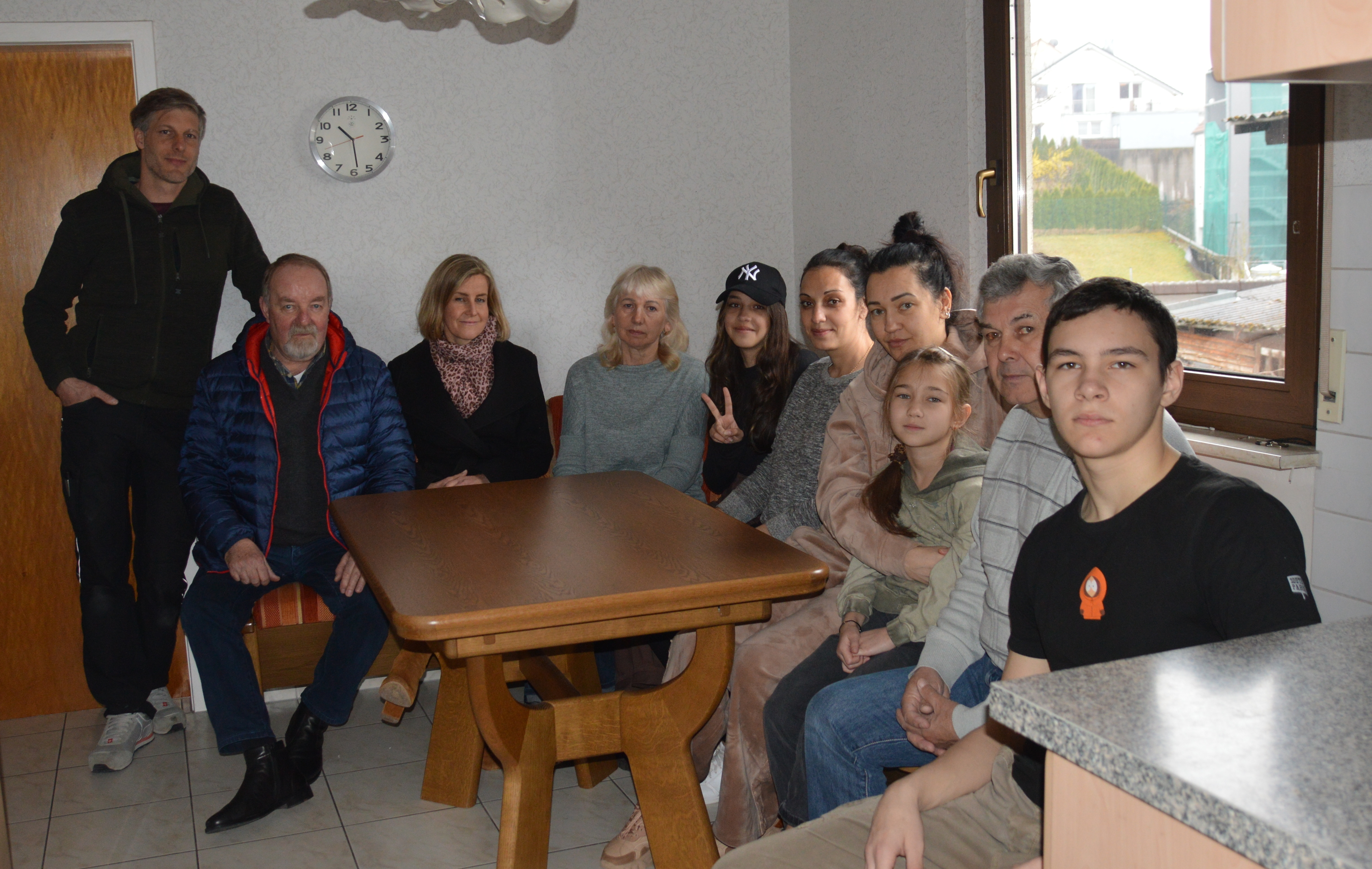 Im sanierten Altbau im Trockenen: Jörg Hamann, Egon Steegmüller und Sandra Rapino von Steegmüller Wohnbau, Liudmyla Kostinunyk, Daria und Irina Rudenko, Olesia Trushyna, Kira Pastukhova, Evgenij Kostinunyk und Anatolii Pastuhkov (von links).         Bild: Wegner