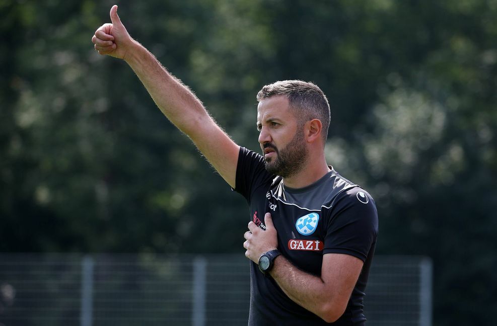 Geht der Daumen für die Kickers unter Mustafa Ünal bereits am Mittwoch in Villingen nach oben?
Foto: Baumann