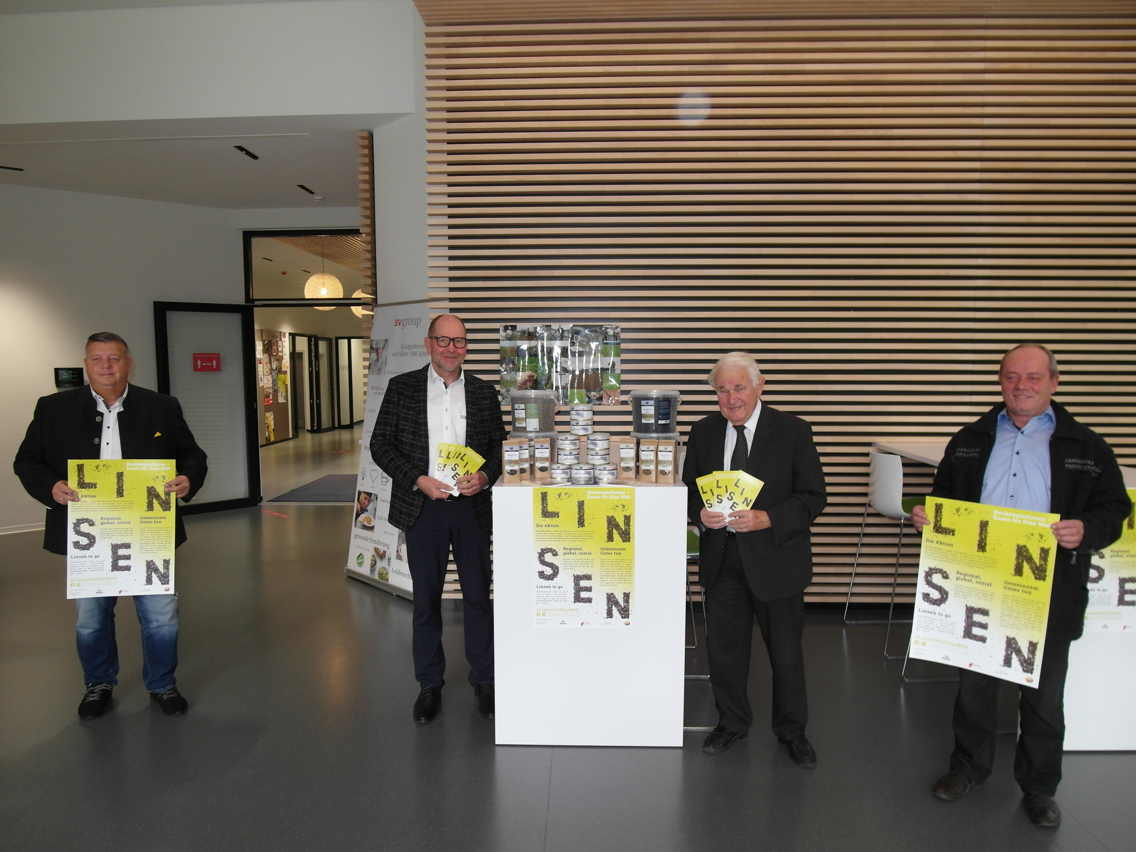 Engagieren sich für eine bessere Welt (von links): Gastronom Thomas Heiling, Siegfried Zenger (Leiter der Abteilung Regionalentwicklung im Landratsamt Böblingen), Pfarrer Franz Pitzal, Landwirt Andreas Kindler.    Bild: Staber