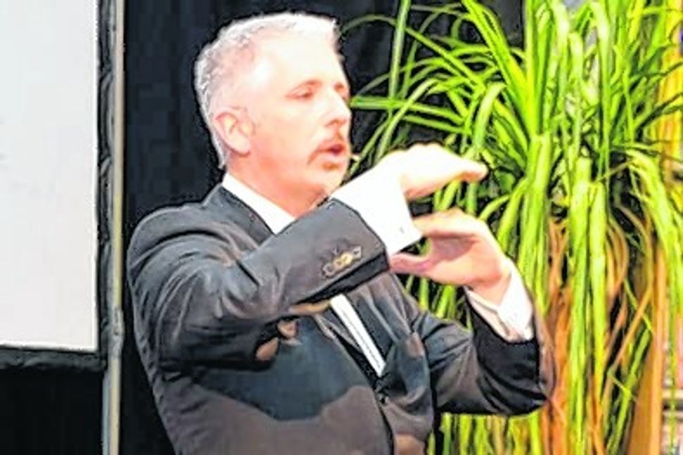Gestenreich erklärt Dirk Müller seinen Zuhörern Politik und Weltwirtschaft.