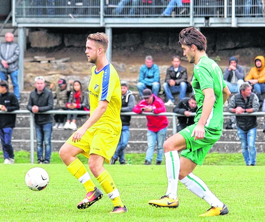 Felix Meyer (links) im Zweikampf gegen Maichingens Filip Primorac. Der Ehninger geht auf eine sechsmonatige Weltreise.  Bild: Oberdorfer
