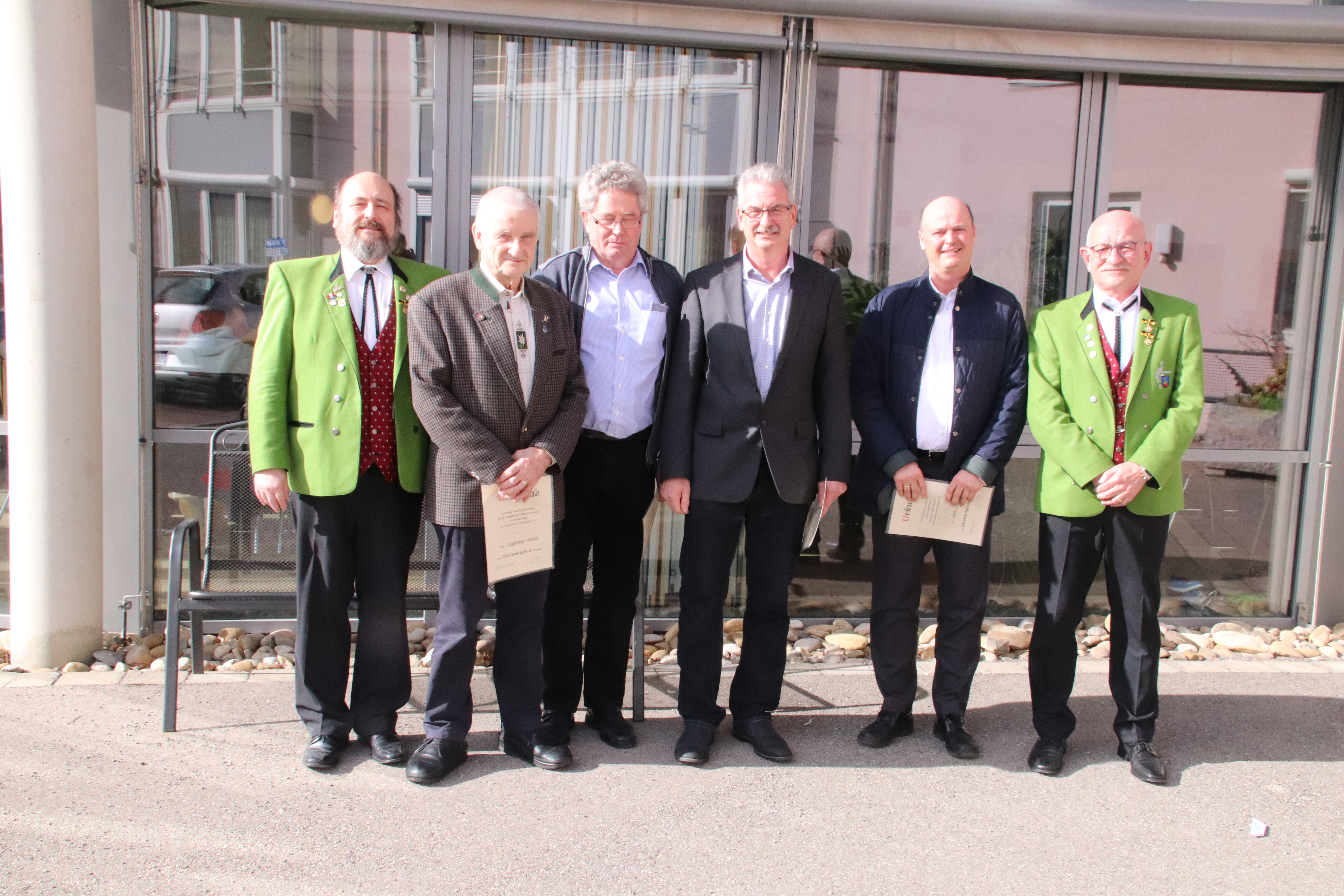Die neuen Ehrenmitglieder des Vereins:  Richard Schmid (Vorsitzender), Siegfried Settele, Anton Friedrich, Edgar Klein, Gerd Sehne und Horst Mornhinweg (Schriftführer/von links)