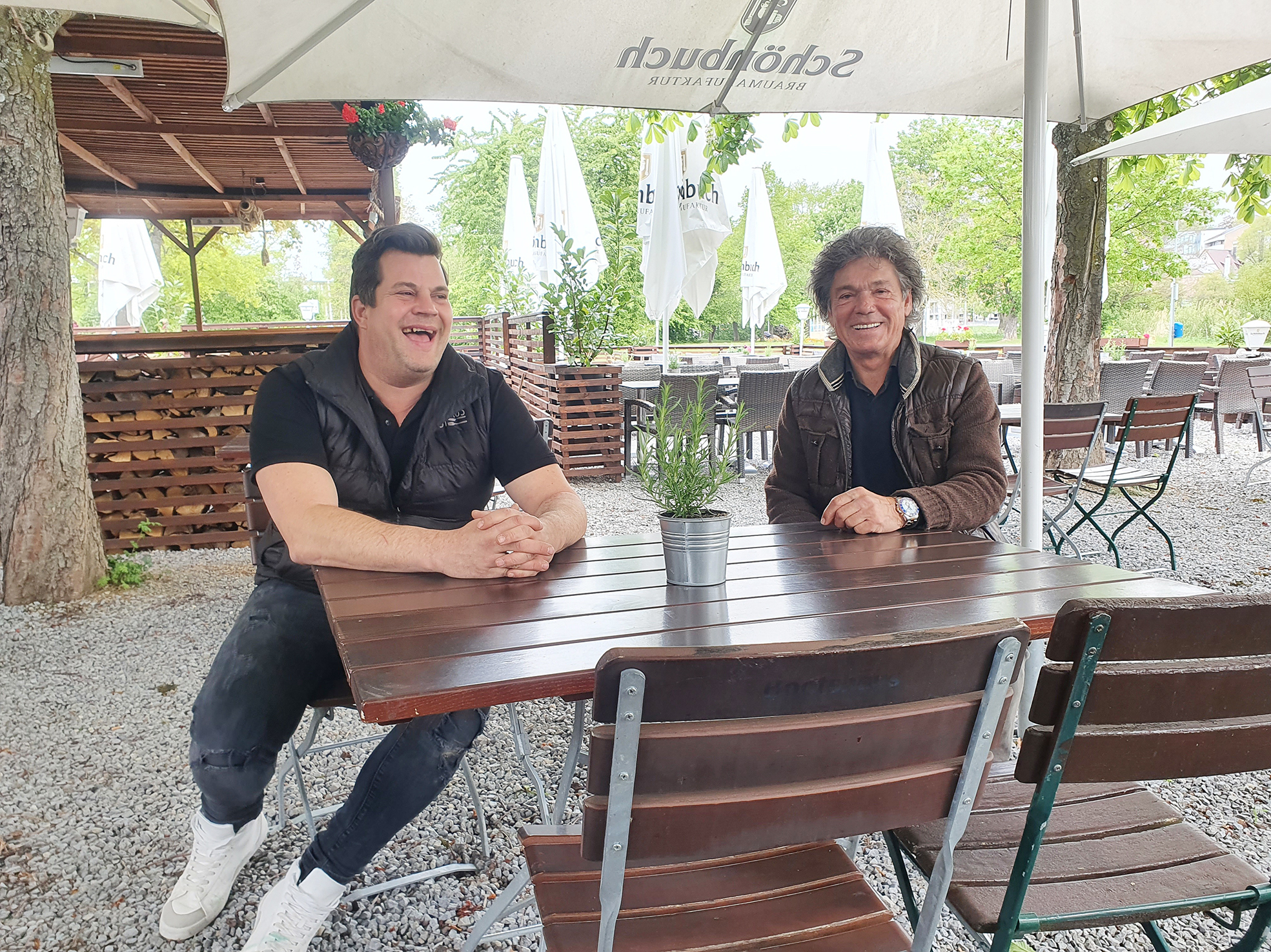 Bootshaus-Wirt Tobias Faude (links) und Walter Schmidt, der sonst die Pille in Böblingen um Mitternacht auf- und am frühen Morgen wieder zuschließt, freuen sich im Biergarten am Oberen See in Böblingen, dass es wieder los geht. Plätze gibt es hier auch in der überdachten Tüv-Halle.Bild: Wegner