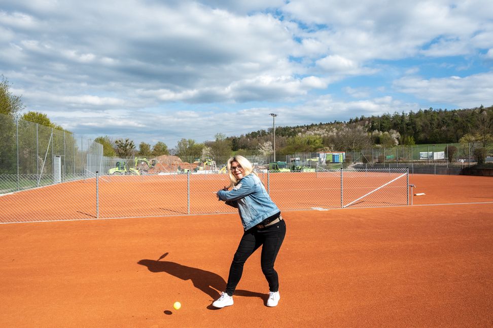 Für die SZ/BZ greift die Holzgerlingerin Tanja Pytlik auch in zivil zum Tennisschläger. Bild: Nüßle