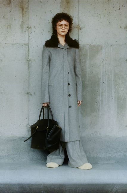 Ella Emhoff, die Stieftochter der US-Vizepräsidentin Kamala Harris ist Mitte Februar erstmals bei der New York Fashion Week als Model aufgetreten. Foto: Proenza Schouler