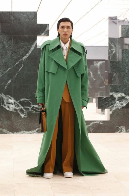 Bei der aktuellen Herren-Show Herbst/ Winter von Louis Vuitton in Paris konnte man erkennen: die Mäntel werden immer weiter – und länger. Foto: Louis Vuitton
