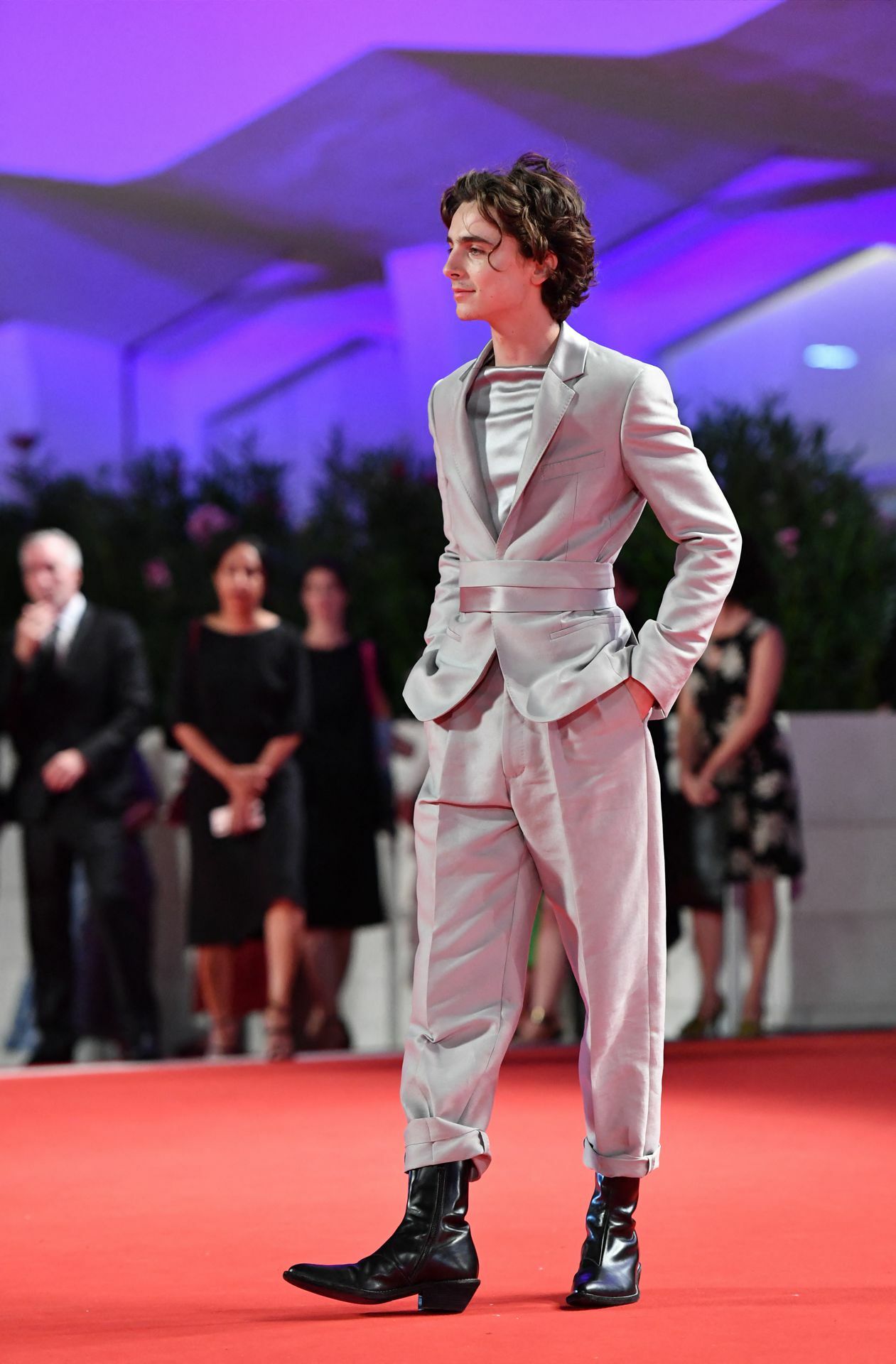 Der Schauspieler Timothée Chalamet ist Teenagerschwarm und Liebling der Modejournalisten. Hier zeigt er sich auf dem roten Teppich beim Filmfestival in Venedig – noch vor der Coronapandemie. Foto: AFP