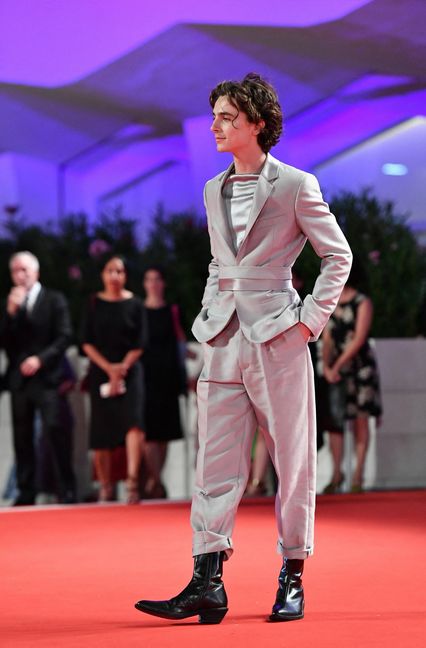 Der Schauspieler Timothée Chalamet ist Teenagerschwarm und Liebling der Modejournalisten. Hier zeigt er sich auf dem roten Teppich beim Filmfestival in Venedig – noch vor der Coronapandemie. Foto: AFP