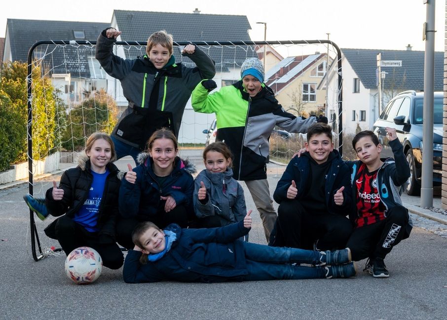 Auf der Suche nach einem Bolzplatz für sich und ihre Freunde sind  Hannes Schrauder (vorn), Milena Petzold, Julia Schrauder, Luise Bogk, Niko Pezelj, Luca Keskin (Mitte), Paul und Jonathan Breitmeyer. Bild: Nüßle