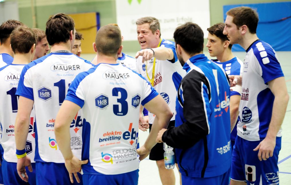 Trainer Holger Breitenbacher und die HSG Schönbuch gewinnen das Derby bei der HSG Böblingen/Sindelfingen. Bild: photostampe