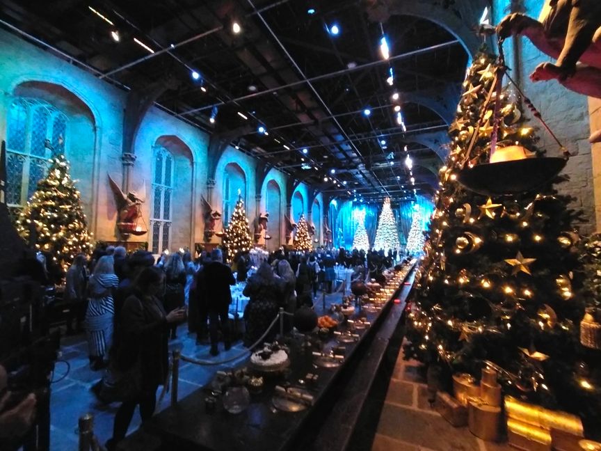 Die Große Halle von Hogwarts in weihnachtlichem Glanz: Wer mag, kann dort zu bestimmten Terminen auch ein Dinner buchen. Bilder: Schweiker