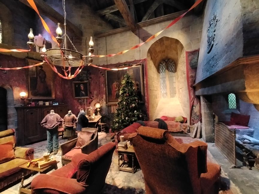 Im Gemeinschaftstaum von Gryffindor möchte man doch gleich Platz nehmen.