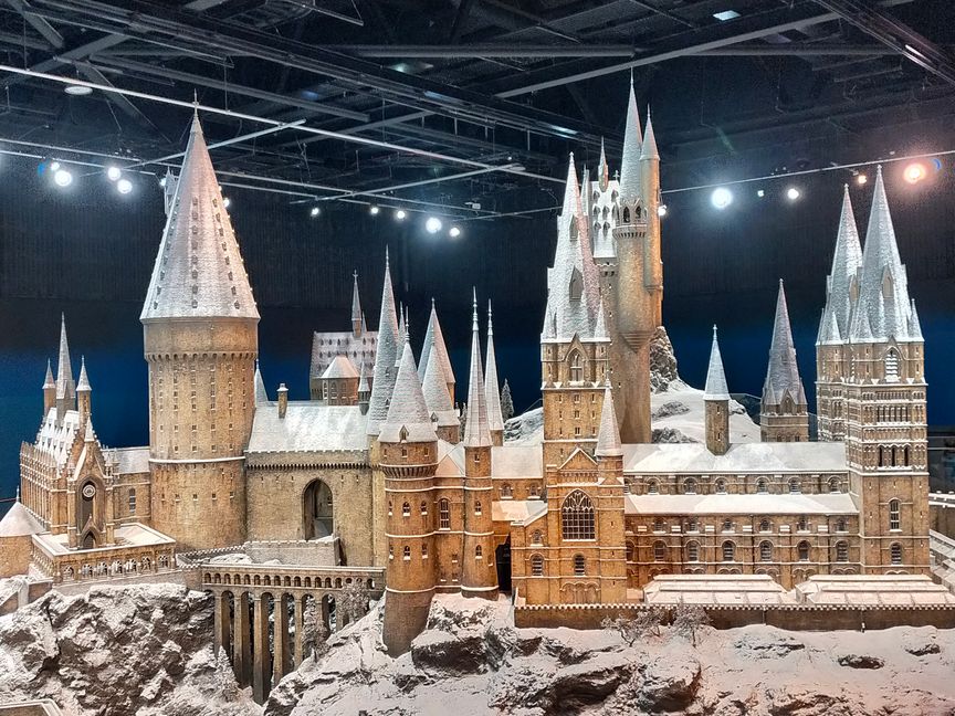 Hogwarts im Schnee. Das gilt natürlich besonders  für das große Modell der Zauberschule.
