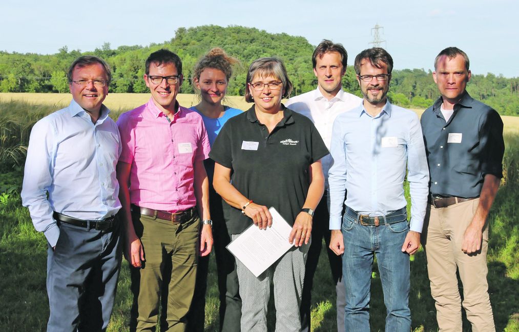 In Mauren dabei: Paul Nemeth (Böblinger CDU-Landtagsabgeordneter), Johannes Enssle (Vorsitzender Nabu-Landesverband Baden-Württemberg), Anna Sesterhenn (Nabu-Landesverband), Elisabeth Kenntner-Scheible (Hofgut Mauren), Martin Wuttke (Erster Landesbeamter Böblingen), Ralf Wegerer (Geschäftsführer Landschaftserhaltungsverband Böblingen), Jochen Goedecke (Projektleiter „Dialogforum Landwirtschaft und Naturschutz“/von links). Bild: z