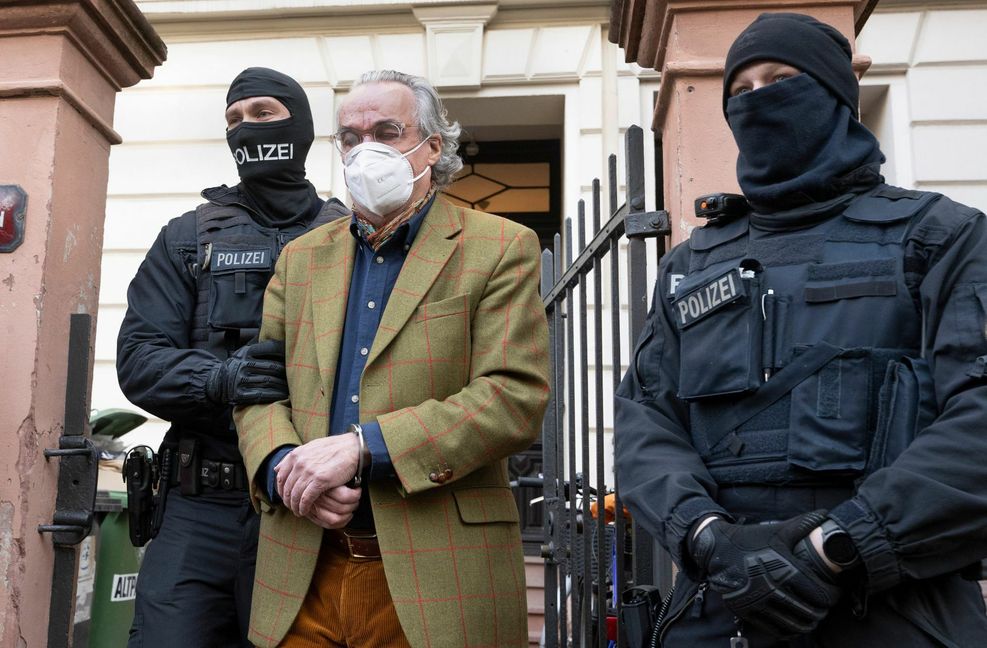 Bei einer Razzia gegen „Reichsbürger“ führen  Polizisten Heinrich XIII. Prinz Reuß (Mitte) ab. Er steht unter dem Verdacht, einer der Rädelsführer des geplanten Umsturzes zu sein.