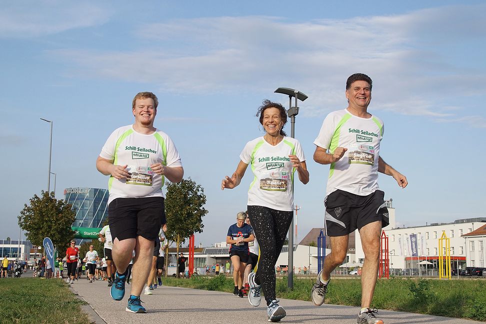 In kleinen Gruppen und mit der etwa ums zehnfache reduzierten Teilnehmerzahl ging es im September beim Flugfeldlauf um den Langen See. Das war eine der wenige Veranstaltungen, die es 2020 gegeben hat. Bild: Dettenmeyer/A