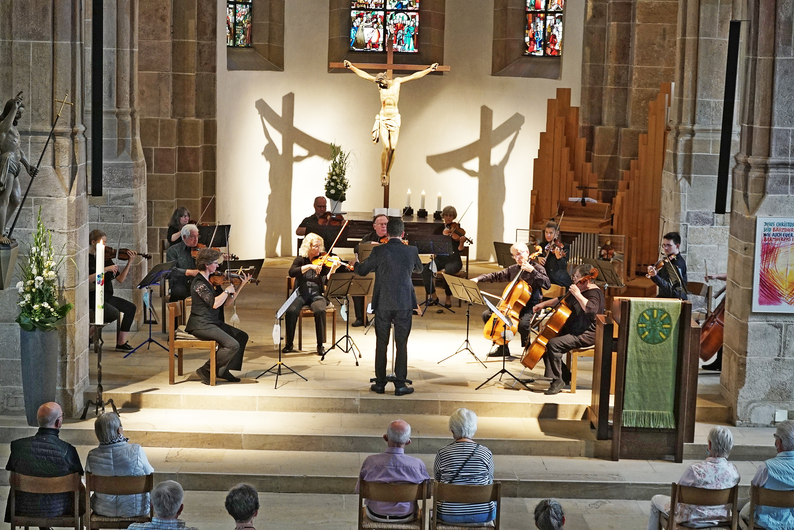 Das Stiftshoforchester unter der Leitung von Daniel Tepper bei der Orgelmusik am Abend in der Martinskirche. Bild: Heiden