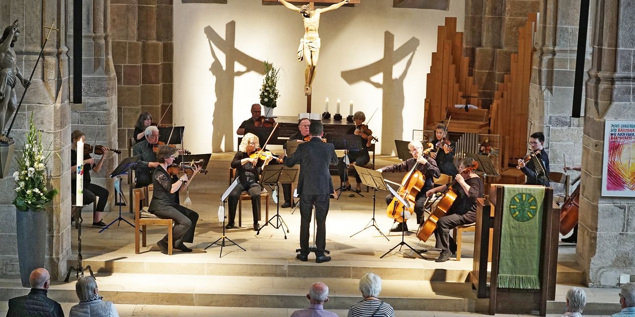 Das Stiftshoforchester unter der Leitung von Daniel Tepper bei der Orgelmusik am Abend in der Martinskirche. Bild: Heiden