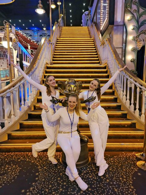 Leni Gnauck, Jennifer Zischeck und Sina Kaiser (von links) vor der Show-Treppe im Eurpa-Park.   Bild: z