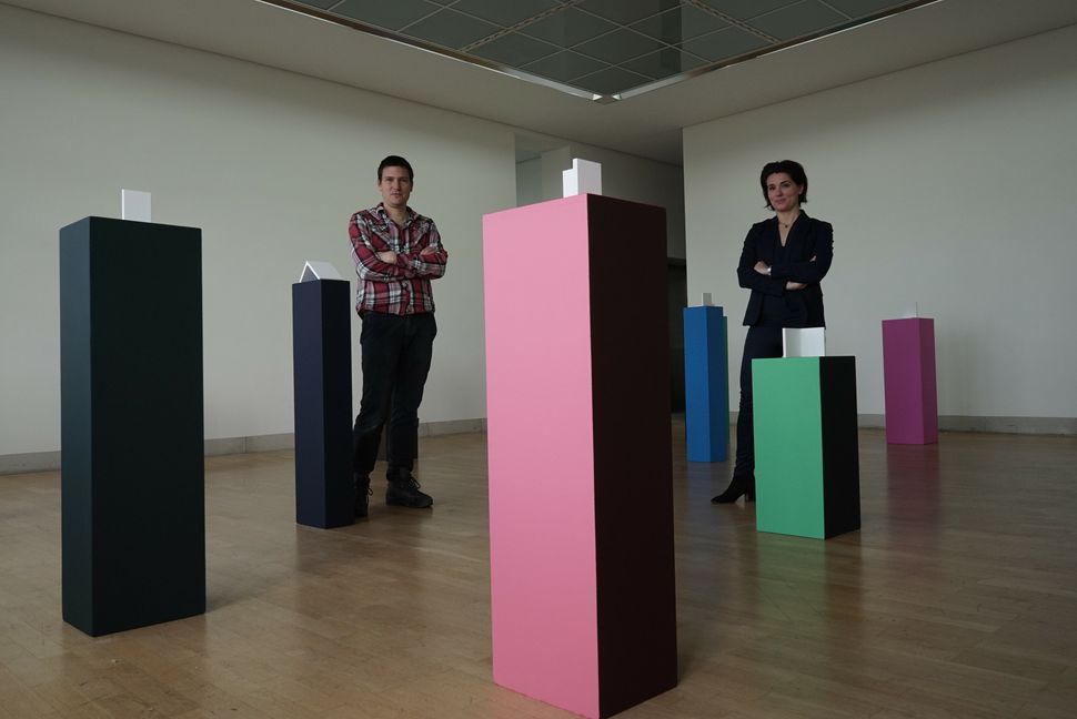 Unglaublich, wieviel Kunst ein Postpaket hergibt: Kurator Benjamin Appel und Galerieleiterin Madeleine Frey im Sockelwald mit den Holzwinkeln von Manuela Ribadeinera.  Bild: Heiden