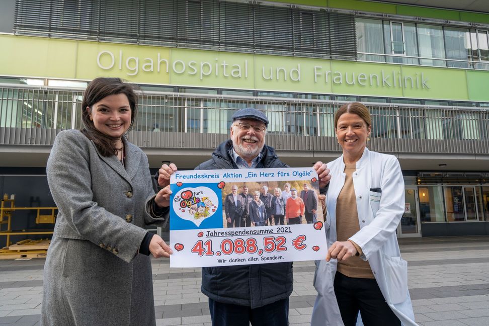 41.000 Euro für krebskranke Kinder: Verena Schäfer, Psychologin im Olgahospital , Günther Philippi , Mitglied des Freundeskreis Aktion " Ein Herz fürs Olgäle und PD Dr. Claudia Blattmann , Ärztliche Direktorin der Pädiatrischen Onkologie im Olgahospita (von links). Bild: z