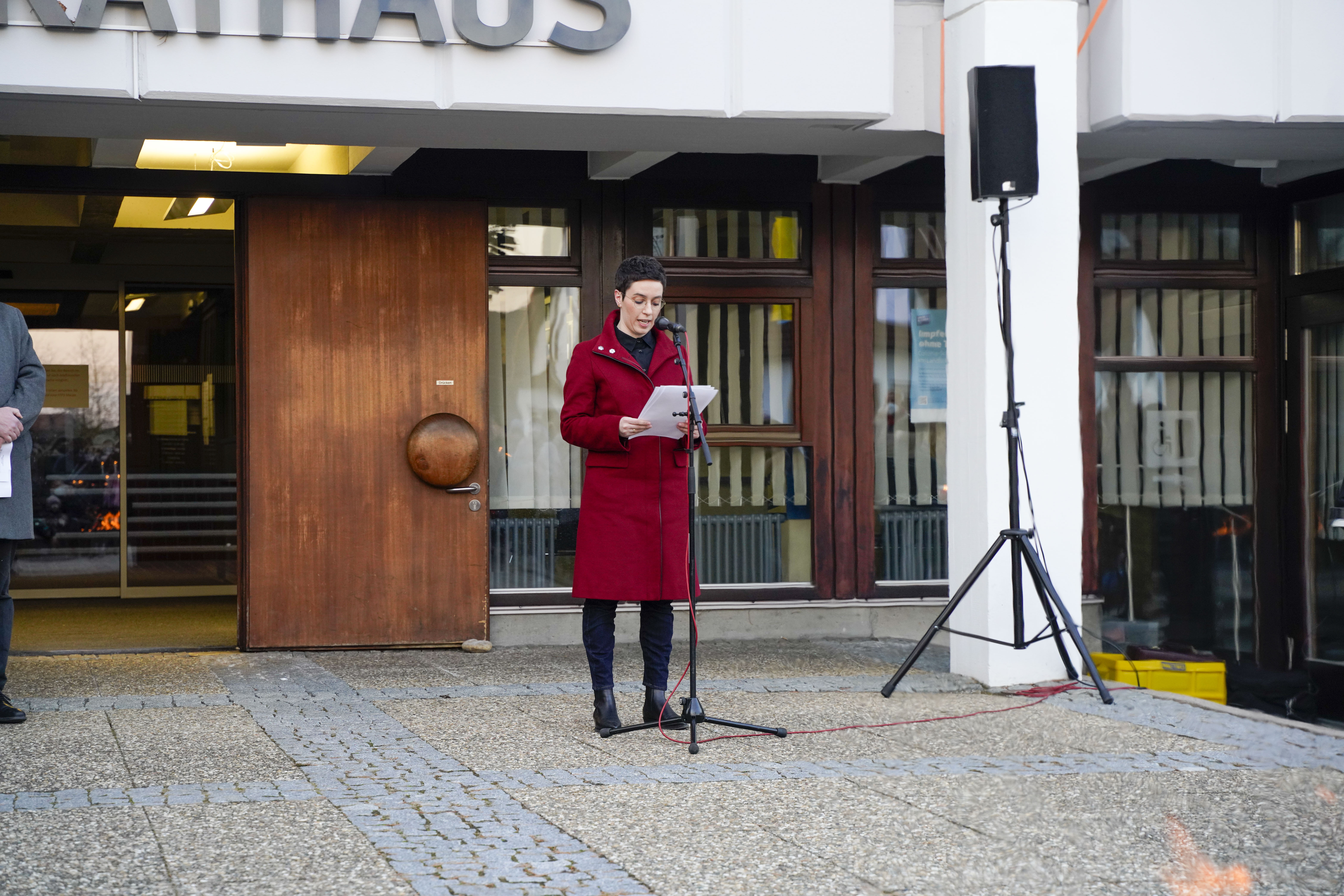 Bei der Kundgebung für die Ukraine sprach auch Schönaichs Bürgermeisterin Anna Walther, die selbst aus Kiew stammt und wegen des Kriegs Angst um Verwandte und Freunde hat, die in der Ukraine leben. Bild: Dettenmeyer