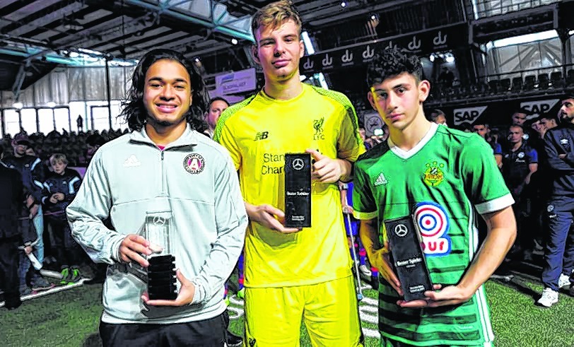 Ehre, wem Ehre gebührt (von links): Der fairste Spieler Alessandro Castro, bester Torhüter Vitezslav Jaros und der beste Spieler Yusuf Demir. Bild: automotorart